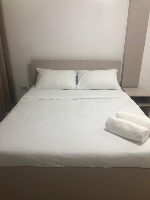 Basic Single Room, 1 Bedroom, Non Smoking, Pool View | Free WiFi, bed sheets