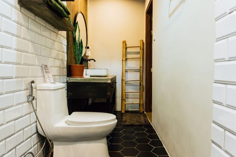Luxury Double Room | Bathroom | Shower, rainfall showerhead, free toiletries, hair dryer