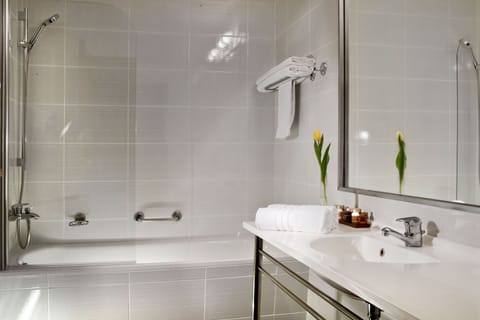 Double or Twin Room | Bathroom | Combined shower/tub, free toiletries, hair dryer, towels