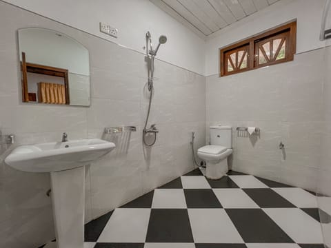 Deluxe Double Room | Bathroom | Shower, rainfall showerhead, bathrobes, slippers