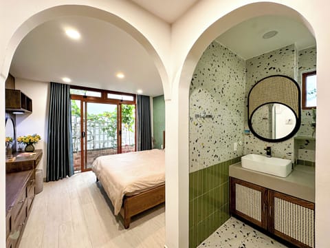 Family Double Room, 2 Bedrooms | Bathroom | Shower, rainfall showerhead, designer toiletries, hair dryer