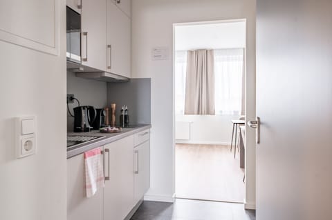 Suite | Private kitchen | Fridge, microwave, coffee/tea maker, electric kettle