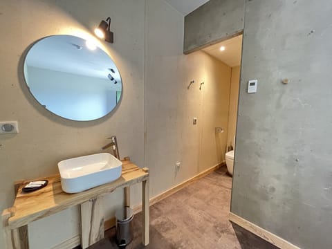 Comfort Double Room | Bathroom | Shower, towels