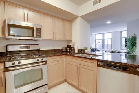 Business Apartment | Private kitchen | Full-size fridge, microwave, oven, stovetop