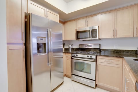 Business Apartment | Private kitchen | Full-size fridge, microwave, oven, stovetop