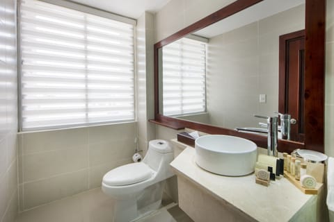 Suite (Matrimonial) | Bathroom | Separate tub and shower, hair dryer, towels