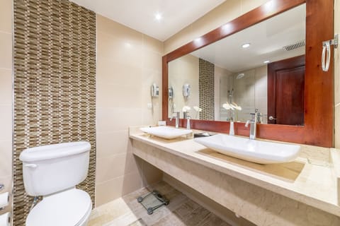 Executive Suite (Imperial) | Bathroom | Shower, free toiletries, hair dryer, towels