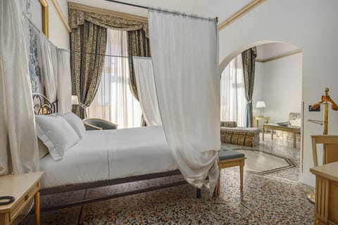 Suite (vista mare) | Minibar, in-room safe, free WiFi, bed sheets