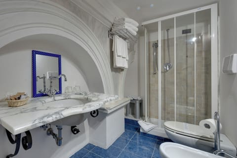 Junior Suite su due livelli, vista mare | Bathroom | Free toiletries, hair dryer, bidet, towels
