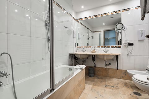 Suite (vista mare) | Bathroom | Free toiletries, hair dryer, bidet, towels