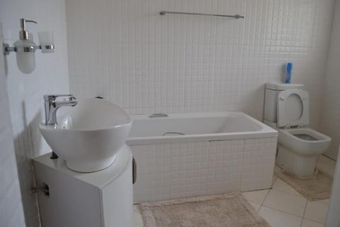Double Room | Bathroom | Deep soaking tub, free toiletries, bathrobes, towels