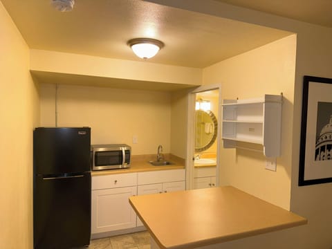 City Studio, Kitchenette | Room amenity