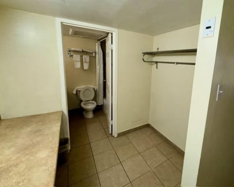 Deluxe Suite, Kitchen | Bathroom | Combined shower/tub, rainfall showerhead, towels, soap