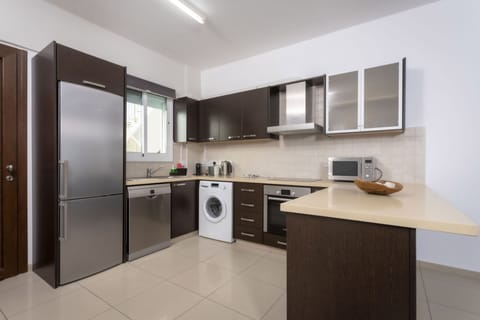 Comfort Apartment | Private kitchen | Full-size fridge, microwave, oven, stovetop