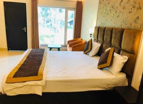 Deluxe Double Room | Premium bedding, desk, laptop workspace, bed sheets