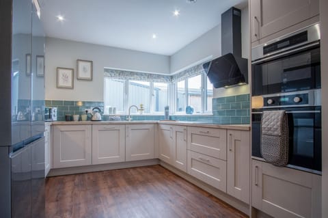 Kiln Park Farmhouse - 4 Bedroom Cottage - Narberth (14036)