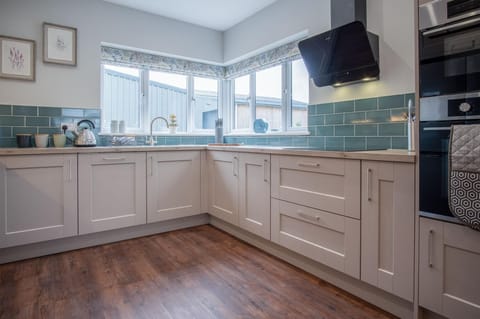 Kiln Park Farmhouse - 4 Bedroom Cottage - Narberth (14039)