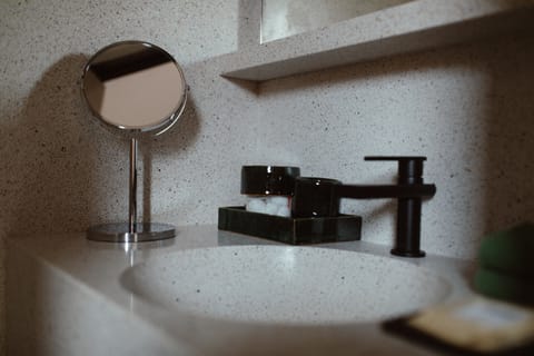 Junior Studio Suite | Bathroom | Shower, rainfall showerhead, hair dryer, towels