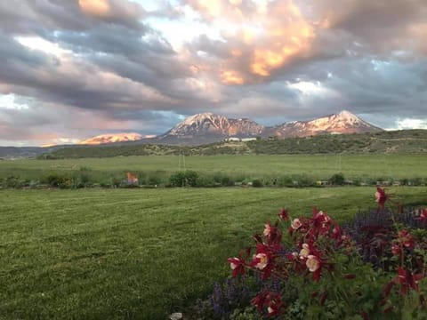 Mountain View from the veranda that all guests are welcome to enjoy!