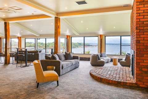 2 bars/lounges
