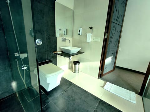 Deluxe Double Room | Bathroom | Shower, free toiletries, towels, soap