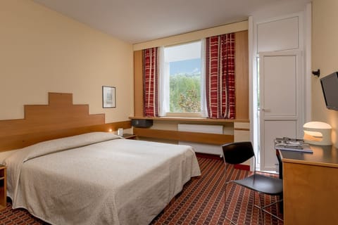 Economy Double or Twin Room | Minibar, in-room safe, desk, free WiFi