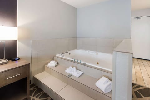 Standard Room, 1 King Bed, Non Smoking, Jetted Tub | Bathroom | Combined shower/tub, eco-friendly toiletries, hair dryer, towels