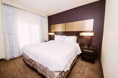 Suite, 1 Bedroom | Desk, rollaway beds, free WiFi, bed sheets