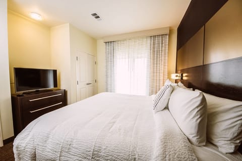 Suite, 1 Bedroom | Desk, rollaway beds, free WiFi, bed sheets