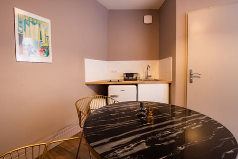 Apartment | Private kitchen | Mini-fridge, coffee grinder
