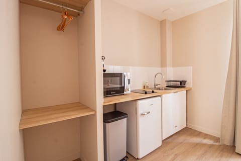 Studio Suite, Non Smoking, Kitchenette | Private kitchen | Mini-fridge, coffee grinder