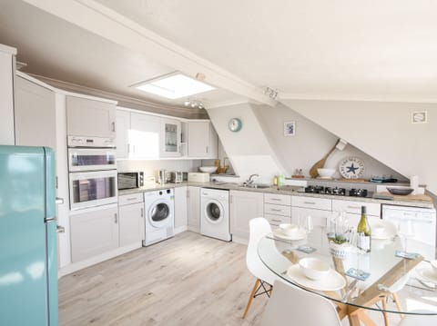 Cottage | Private kitchen | Dishwasher, cookware/dishes/utensils