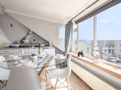 Cottage | Private kitchen | Dishwasher, cookware/dishes/utensils