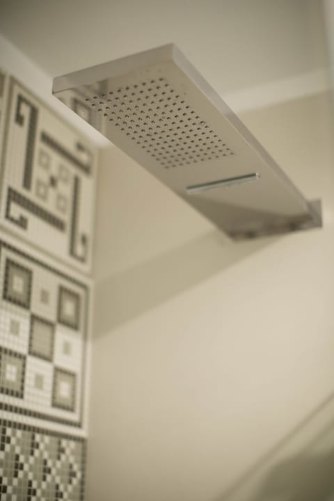 Suite Junior Front Annex building ground floor | Bathroom | Free toiletries, hair dryer, bidet, towels