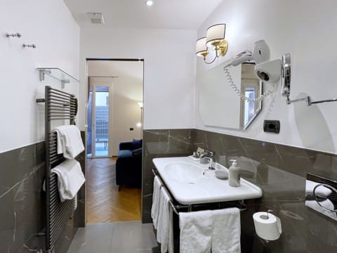 Junior Suite con affresco | Bathroom | Free toiletries, hair dryer, bidet, towels