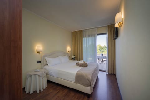 Classic Double or Twin Room | In-room safe, desk, soundproofing, free WiFi