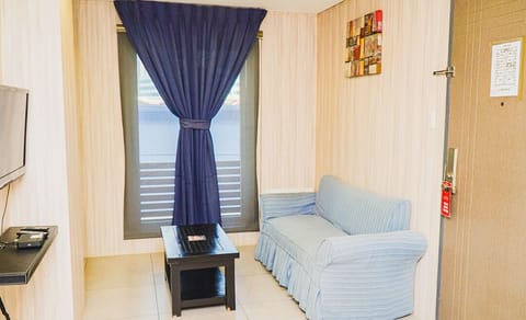 Executive Suite, 1 Double Bed | In-room safe, individually furnished, desk, iron/ironing board