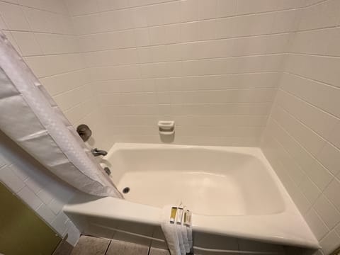 Combined shower/tub, towels