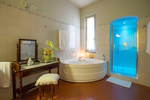 Camera Suite King con Vista Panoramica | Bathroom | Shower, free toiletries, hair dryer, slippers