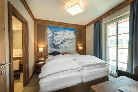 Standard Double Room | Hypo-allergenic bedding, minibar, in-room safe, desk