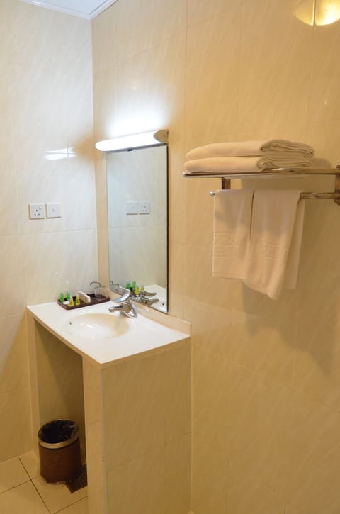 Twin Room | Bathroom | Combined shower/tub, free toiletries, hair dryer, towels