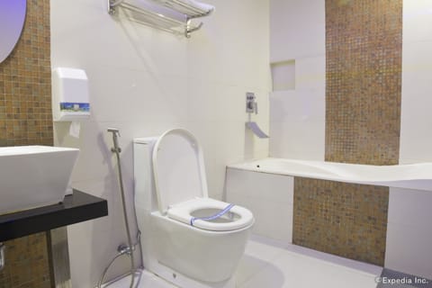 Suite 2 | Bathroom | Shower, free toiletries, hair dryer, towels