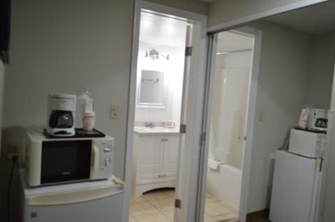 Standard Room, 2 Queen Beds, Patio, River View | Bathroom | Combined shower/tub, hair dryer, towels