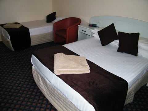 Twin Room, Ensuite | Free minibar, iron/ironing board, cribs/infant beds, free WiFi