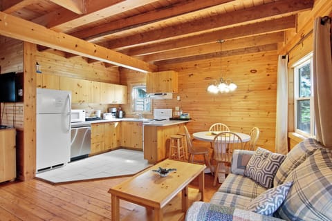 Traditional Cottage | Private kitchen | Full-size fridge, microwave, oven, stovetop