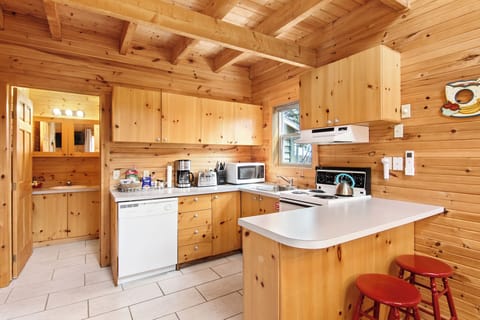 Traditional Cottage | Private kitchen | Full-size fridge, microwave, oven, stovetop