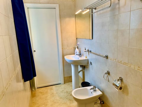 Deluxe Room | Bathroom | Free toiletries, hair dryer, bathrobes, bidet