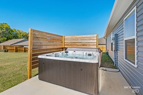 6 person hot tub, fully fenced yard, & privacy wall! 