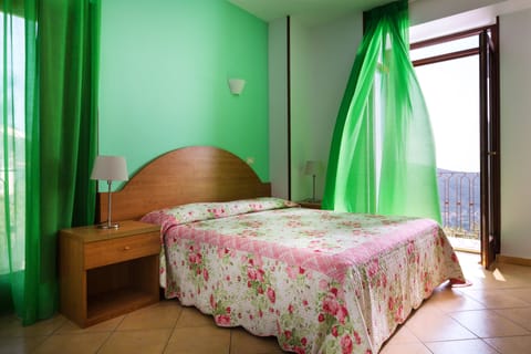 Double Room | Minibar, desk, free WiFi, bed sheets