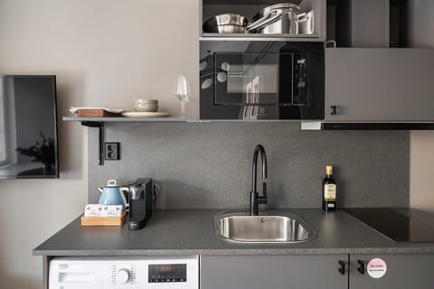 Medium Studio with Kitchenette | Private kitchenette | Fridge, microwave, stovetop, coffee/tea maker